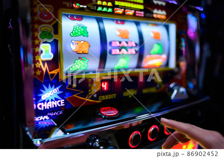 スロットマシンを遊戯する手元【大当スタート】 86902452