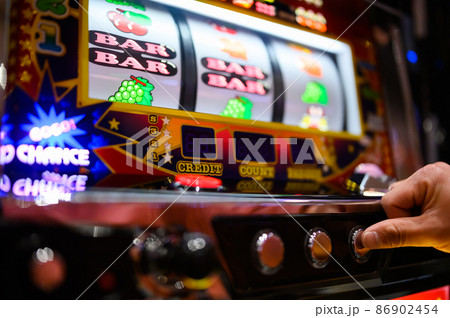 スロットマシンを遊戯する手元【大当スタート】 86902454