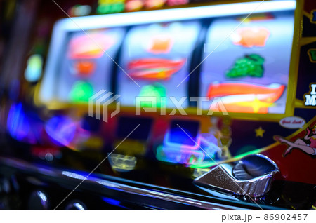 スロットマシン　【大当、背景ボカシ、777】 86902457