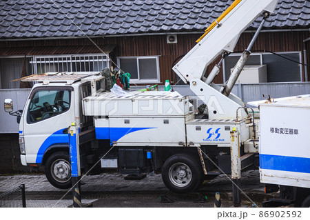 高所作業車と移動変圧器車 高所作業車と移動変圧器車 86902592