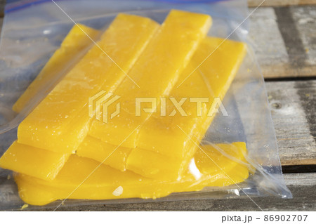 袋に入れた手作りの蜜蝋 袋に入れた手作りの蜜蝋 86902707