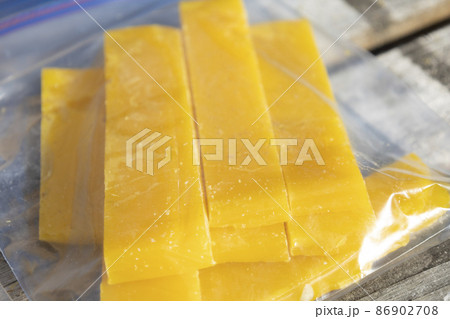 袋に入れた手作りの蜜蝋 86902708