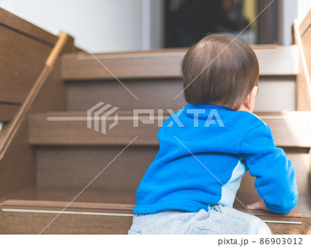 階段を登る子供 86903012