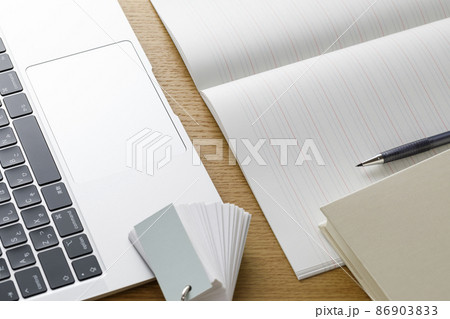 英語学習　パソコンと英語ノート 86903833