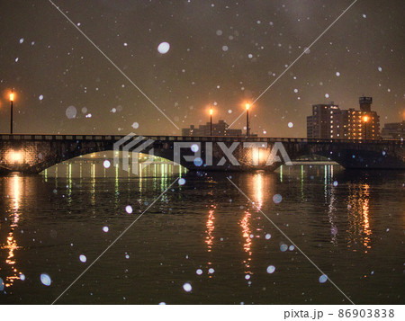 新潟市 雪の万代橋 新潟市 雪の万代橋 86903838