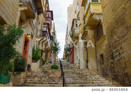 マルタの首都ヴァレッタの路地 86903868