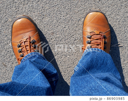 Brown shoes and blue jeans 86903985