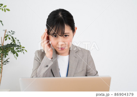謝罪するビジネスウーマン 謝罪するビジネスウーマン 86904379