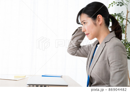 謝罪するビジネスウーマン 86904482