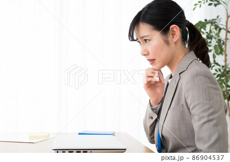 謝罪するビジネスウーマン 86904537