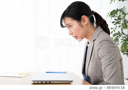 謝罪するビジネスウーマン 86904538