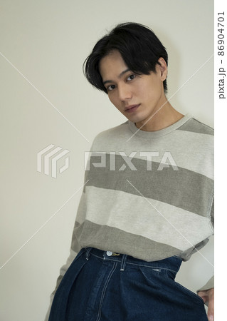 かっこいい男性のおしゃれなポートレート 86904701
