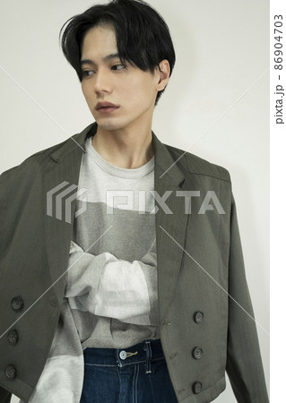 かっこいい男性のおしゃれなポートレート かっこいい男性のおしゃれなポートレート 86904703