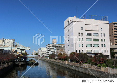 大阪府大阪市内を流れる城北川の風景 86905585
