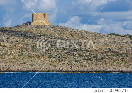 マルタ島とゴゾ島の間にあるコミノ島と聖マリア塔 86905715