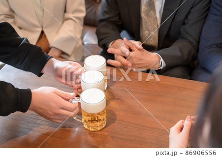 飲み会のビールとテーブルの手元 86906556