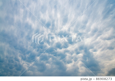 Mamatus clouds in the sky - a rare kind of cloud 86908273
