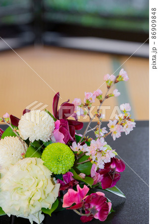 テーブル装花　和室の会食　桜・胡蝶蘭・ダリア・菊 86909848