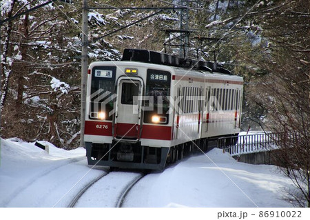 雪の南会津路を快走する…6050系 電車 雪の南会津路を快走する…6050系 電車 86910022