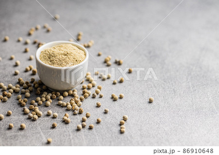 White ground pepper and whole peppercorn spice in bowl. White ground pepper and whole peppercorn spice in bowl. 86910648