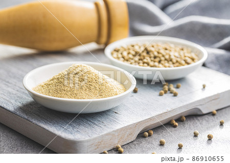 White ground pepper and whole peppercorn spice in bowl. White ground pepper and whole peppercorn spice in bowl. 86910655