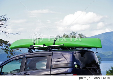自動車のルーフにのせたカヤック 86913816