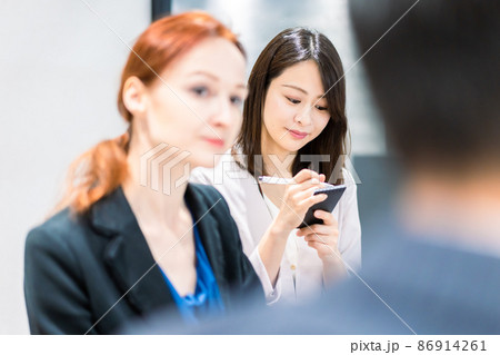 会議で発言する外国人女性と通訳の女性 86914261