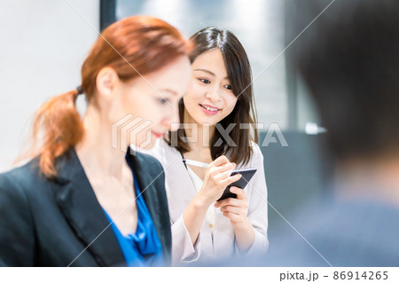 会議で発言する外国人女性と通訳の女性 86914265