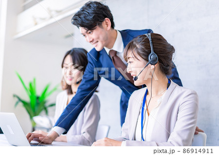 オペレーターとビジネスマン 86914911