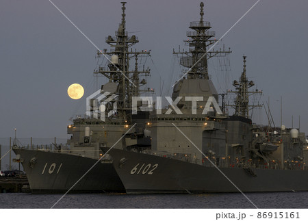 神奈川県【横須賀港】海上自衛隊の艦船と月の出 86915161