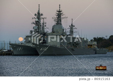 神奈川県【横須賀港】海上自衛隊の艦船と月の出 86915163