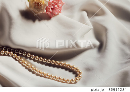 ピンクと白の薔薇のヘアアクセサリーとパールのネックレス コサージュ 86915284