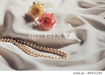 ピンクと白の薔薇のヘアアクセサリーとパールのネックレス コサージュ 86915285