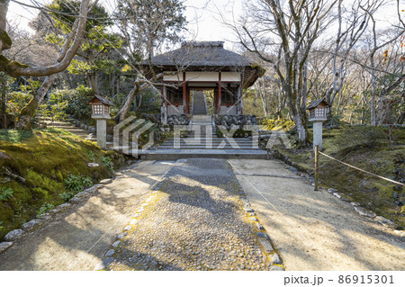 京都 冬の常寂光寺 仁王門 京都 冬の常寂光寺 仁王門 86915301