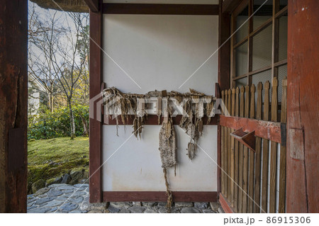 京都　冬の常寂光寺　仁王門 86915306