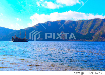 湖と海賊船 86916247