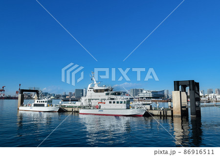 東京青海南ふ頭公園付近の浮桟橋と船舶 東京青海南ふ頭公園付近の浮桟橋と船舶 86916511