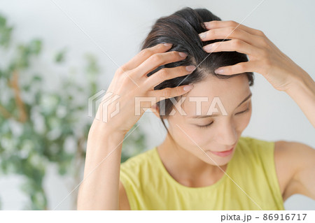 頭皮マッサージをする女性　20代 86916717