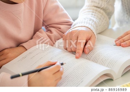 勉強を教わる様子 86916989