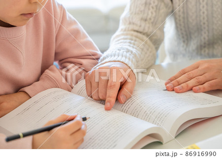 勉強を教わる様子 86916990