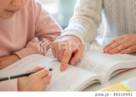勉強を教わる様子 86916992