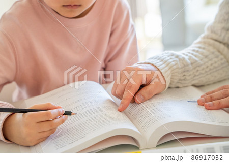 勉強を教わる様子 勉強を教わる様子 86917032