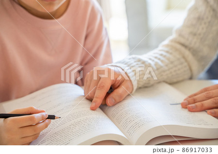 勉強を教わる様子 勉強を教わる様子 86917033