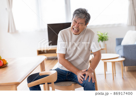 膝痛のシニア男性 膝痛のシニア男性 86917400