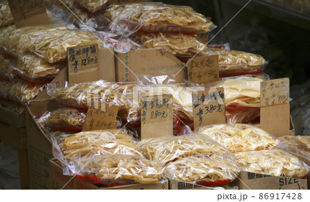 香港・徳輔道西の乾物店で売られるフカヒレ。高価な中華食材 香港・徳輔道西の乾物店で売られるフカヒレ。高価な中華食材 86917428