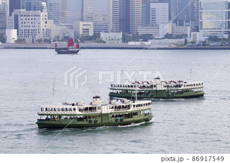 ホンコンのビクトリア湾を航行するスターフェリー 86917549