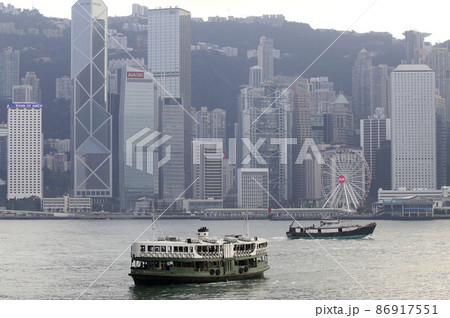 ホンコンのビクトリア湾を航行するスターフェリー 86917551