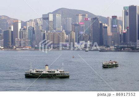 ホンコンのビクトリア湾を航行するスターフェリー 86917552