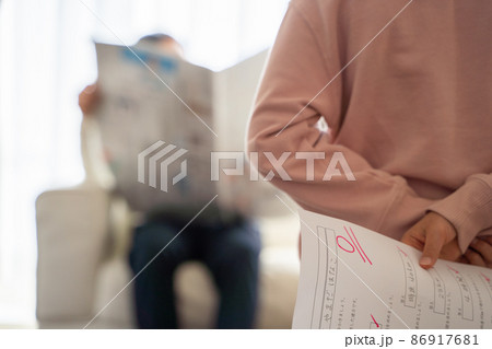 テストの点数を隠す子供の様子 86917681