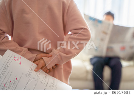 テストの点数を隠す子供の様子 86917682